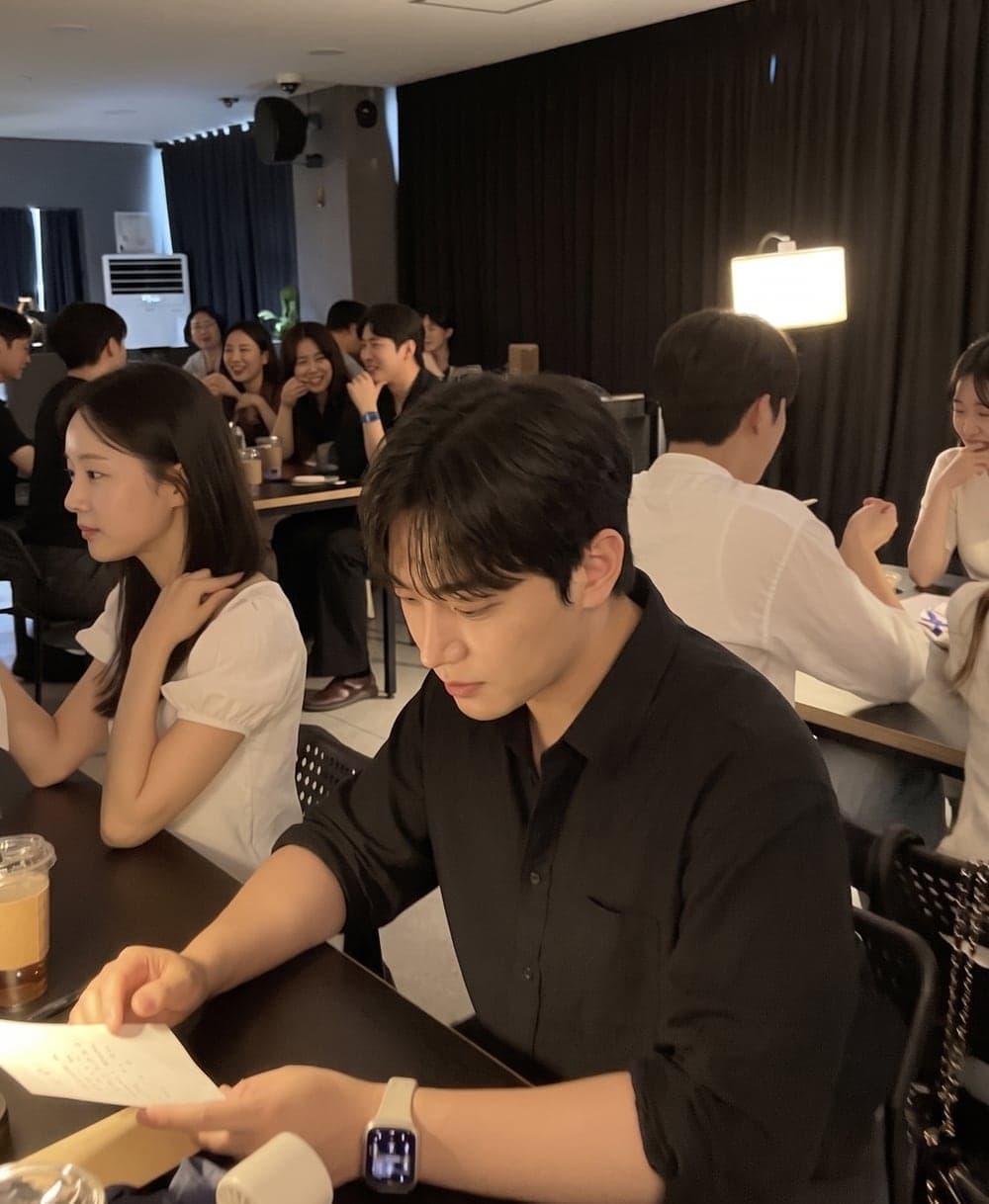설레임커피 현장, 테이블마다 마주 앉아 이야기하는 참여자들