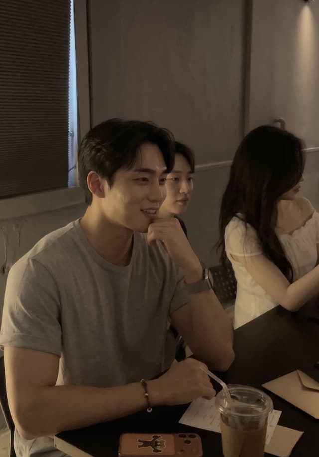 설레임커피 현장, 웃으며 대화하는 두 사람