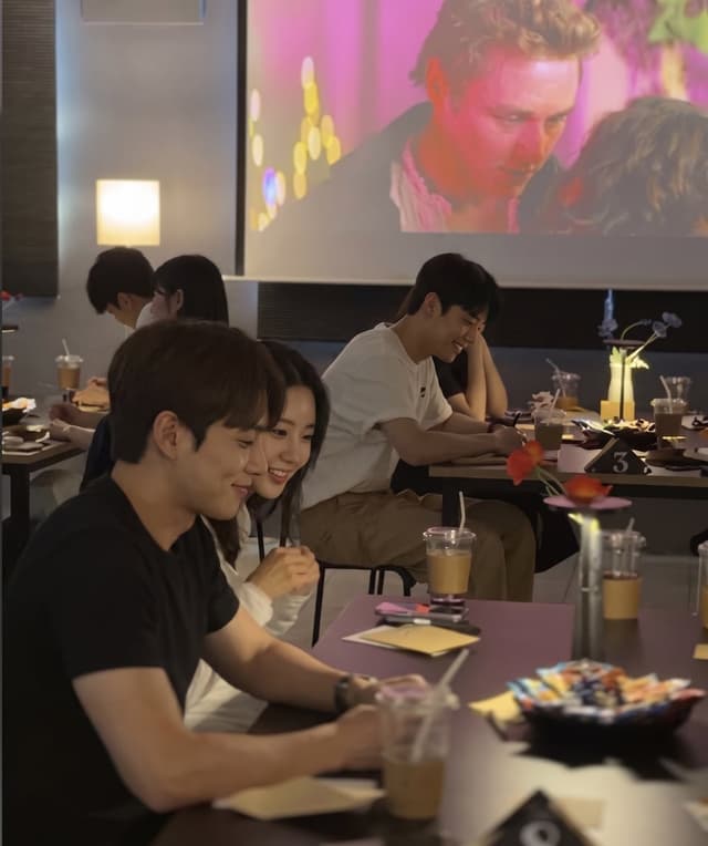 설레임커피 현장, 마주 보고 웃는 두 사람
