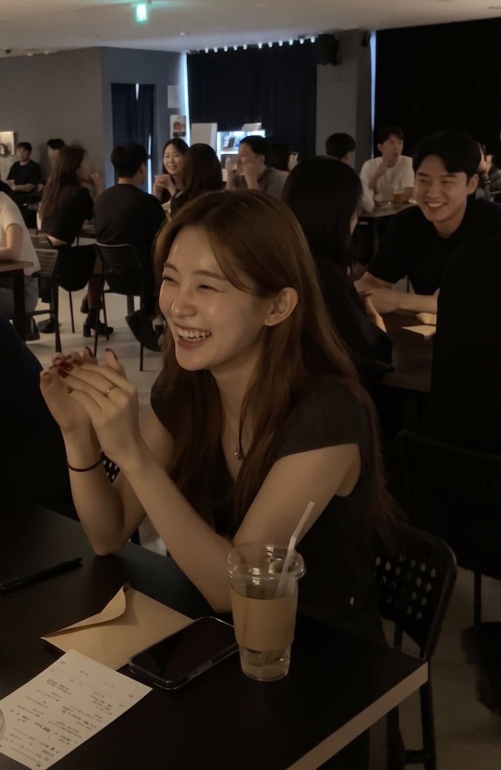 설레임커피 현장, 테이블마다 이야기 중인 참여자들