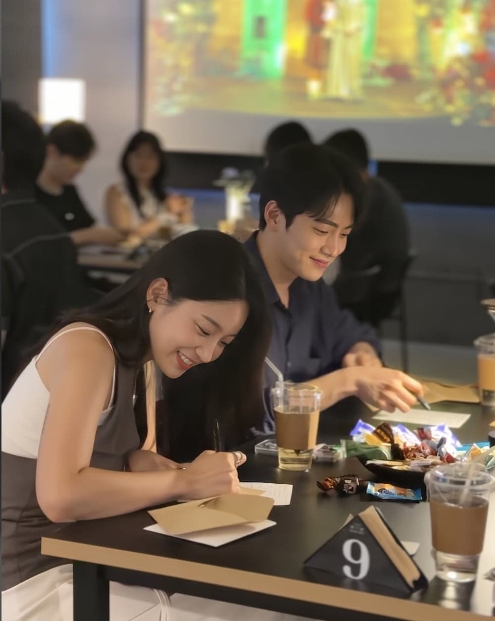 설레임커피 현장, 프로필 카드를 적으며 웃는 두 사람