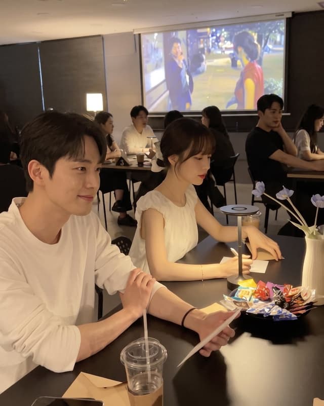 설레임커피 현장, 스크린 아래 나란히 앉은 두 사람