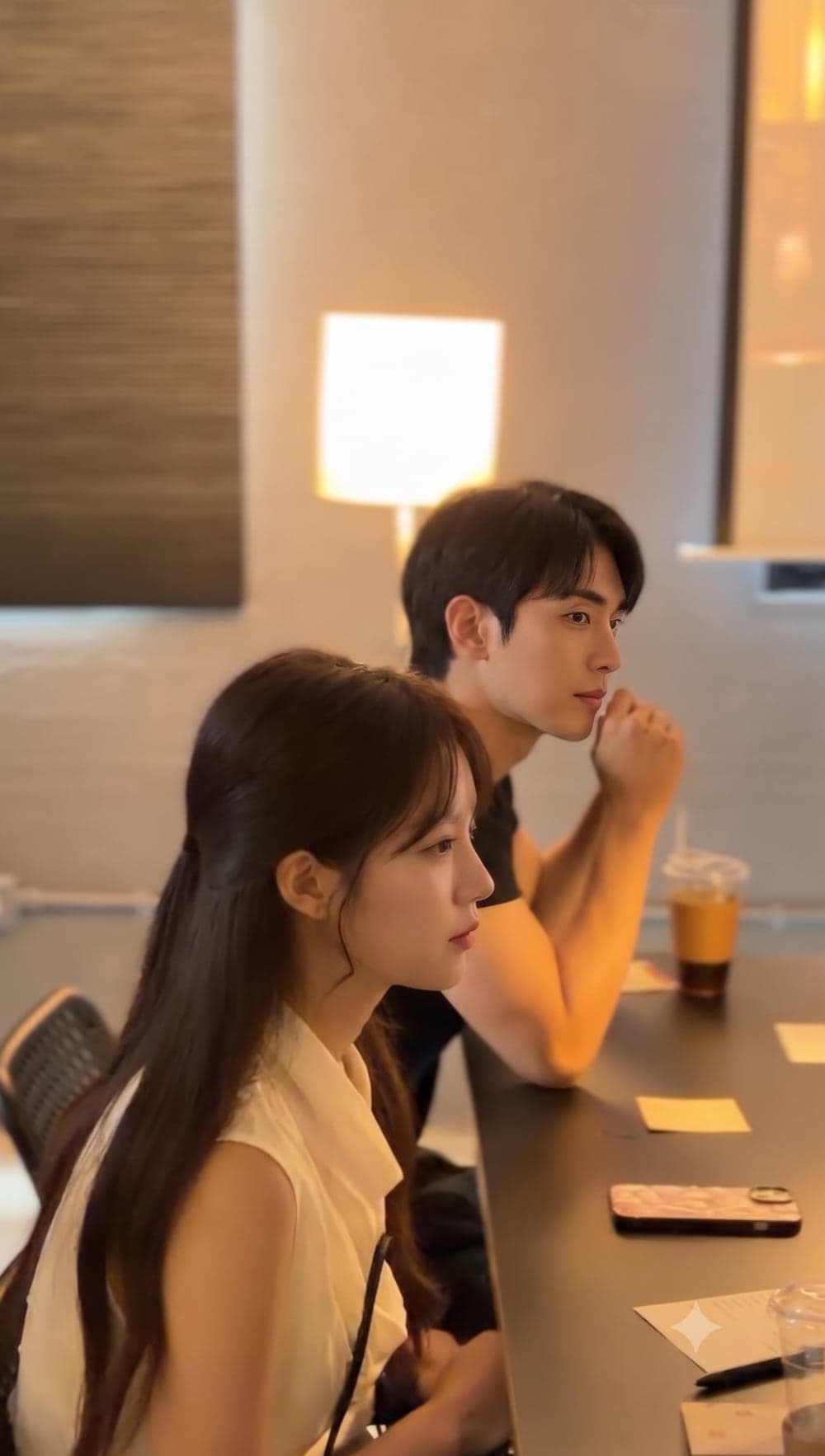 설레임커피 현장, 조명 아래 나란히 앉은 두 사람