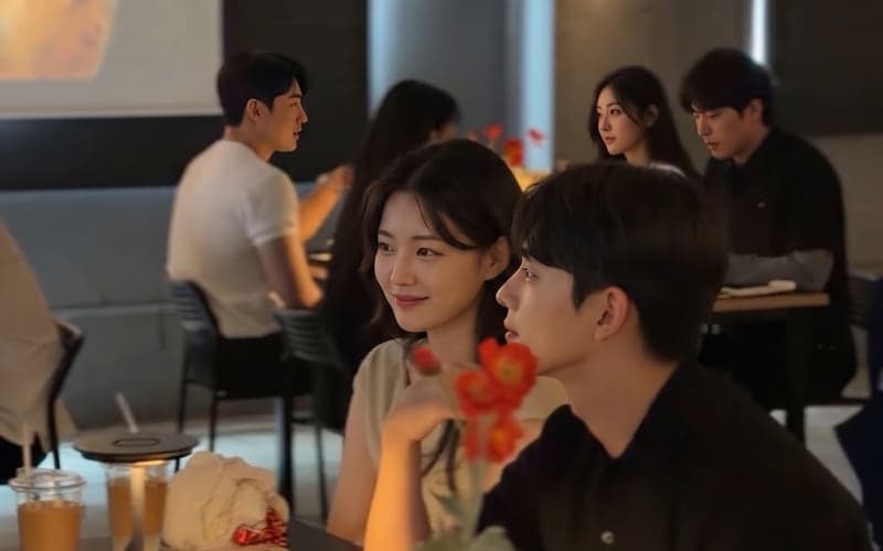 커피를 앞에 두고 마주 앉아 이야기하는 설레임커피 현장