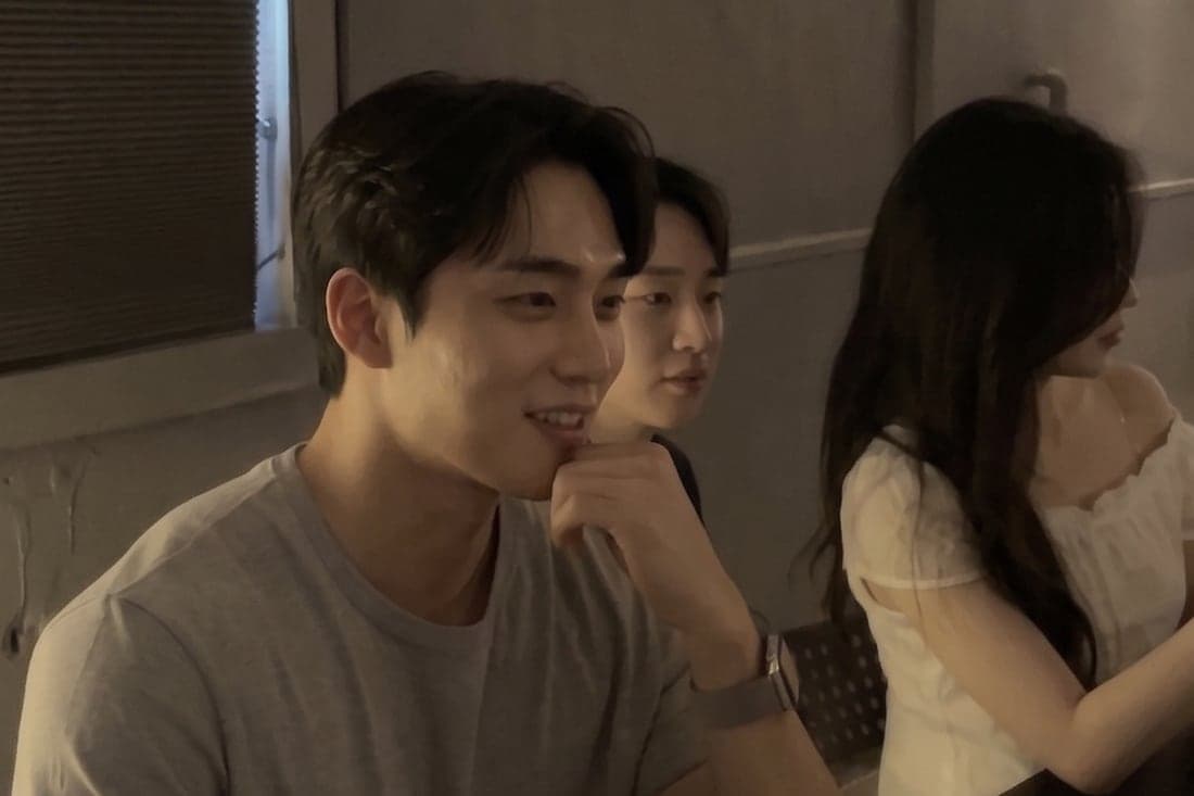 설레임커피 현장, 웃으며 대화하는 두 사람