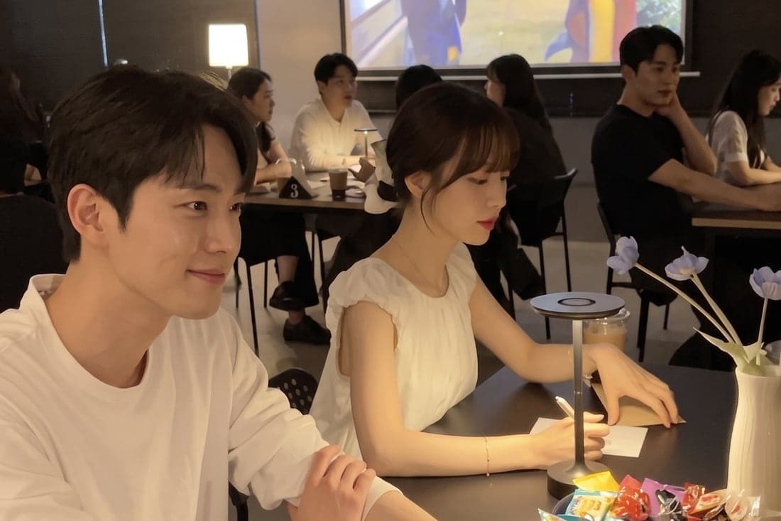 설레임커피 현장, 마주 앉아 대화 중인 참여자
