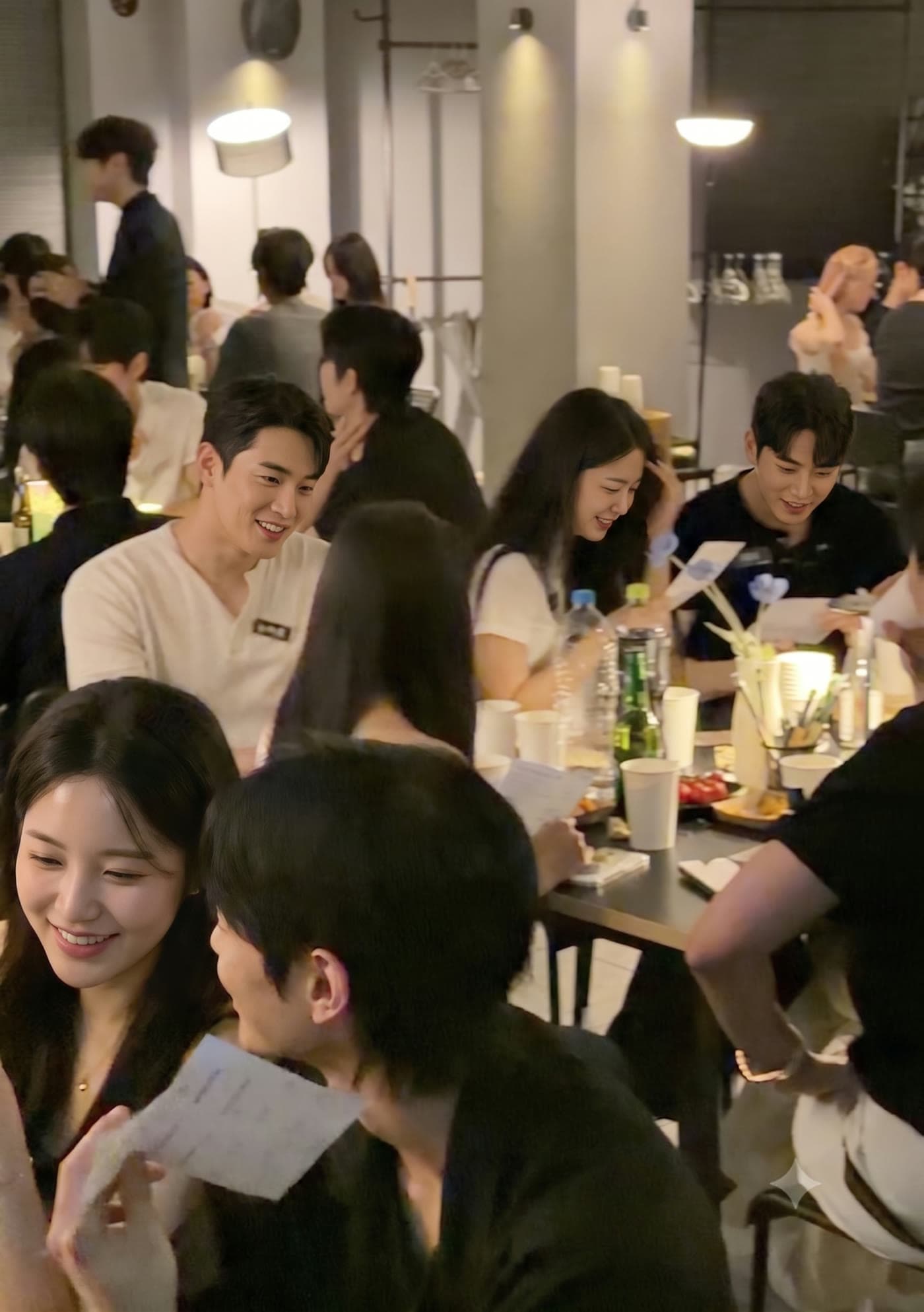 테이블마다 마주 앉아 이야기하는 파티 현장