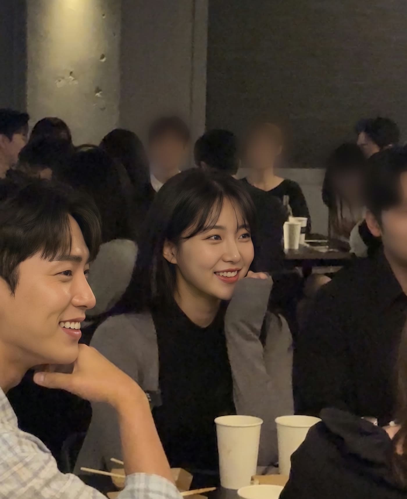 테이블에 나란히 앉아 웃으며 이야기하는 사람들