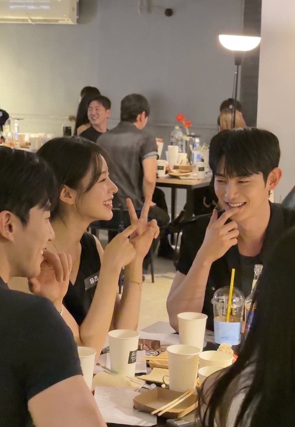 설레임파티 현장에서 대화 카드를 놓고 마주 앉아 이야기하는 참여자들