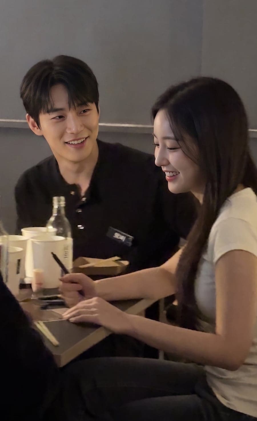 서울 솔로파티에서 마음에 든 상대에게 호감을 표시하는 참여자