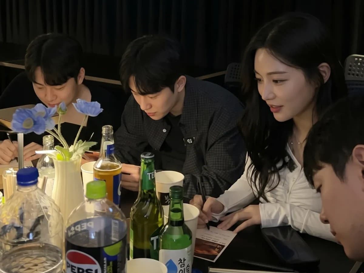 대화 카드를 두고 얘기하는 테이블
