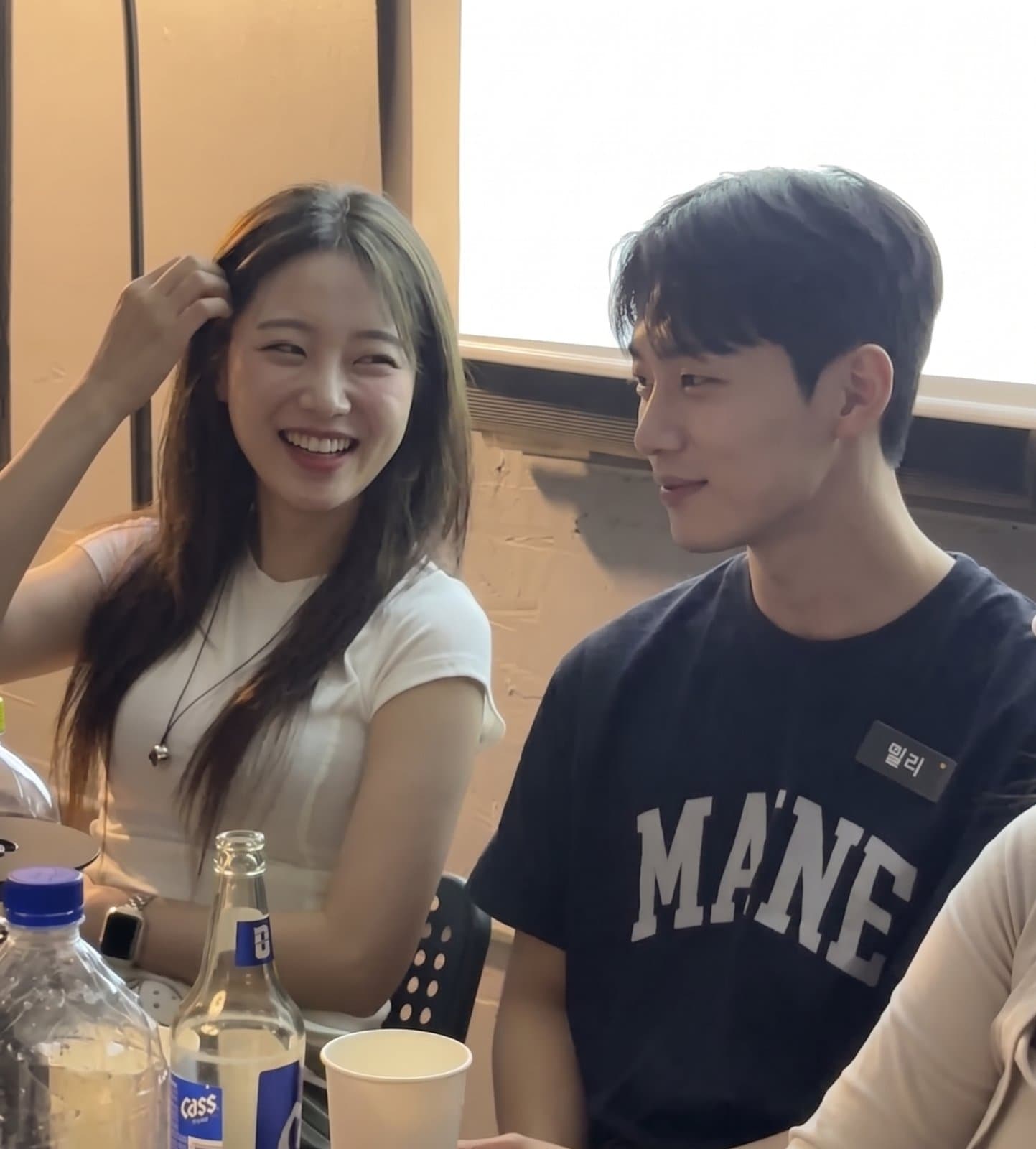 신청서를 보며 망설이는 손
