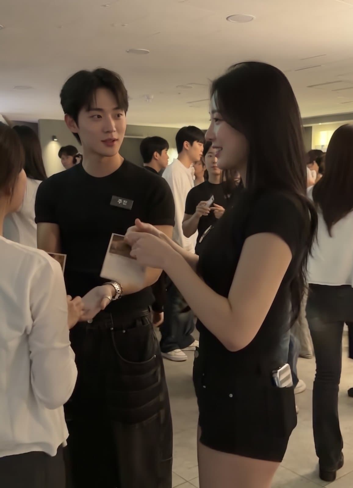 대화 카드를 들고 얘기 중인 테이블