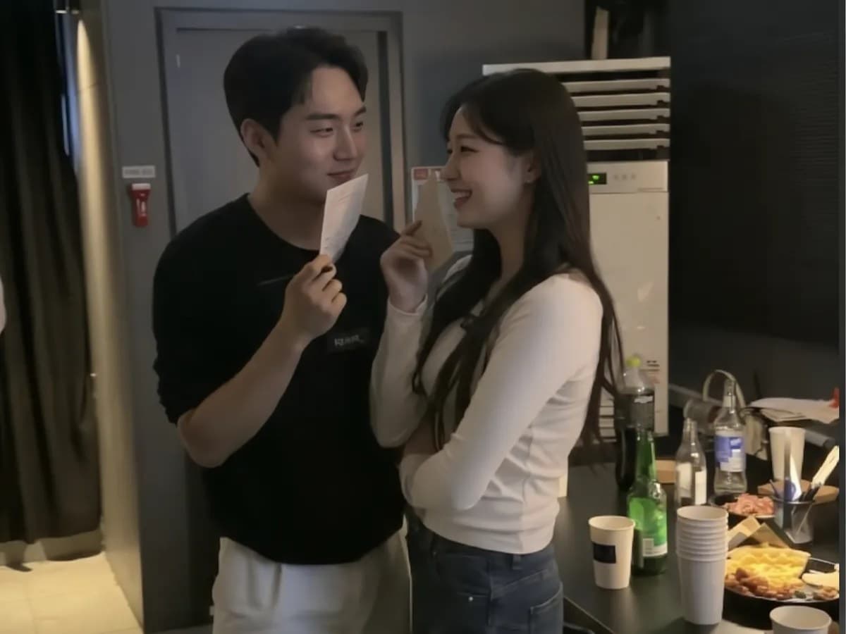 대화 카드를 두고 마주 앉은 테이블