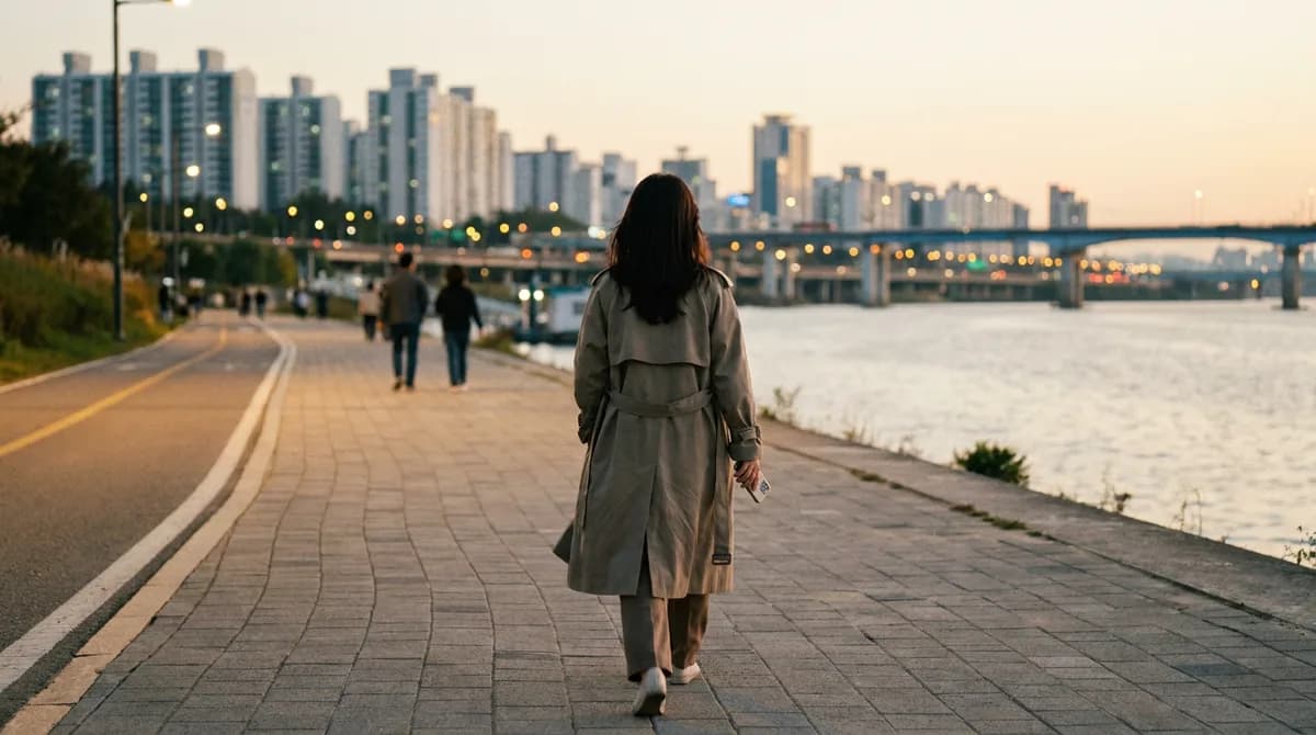 저녁 강변을 걸으며 연락을 기다리는 사람
