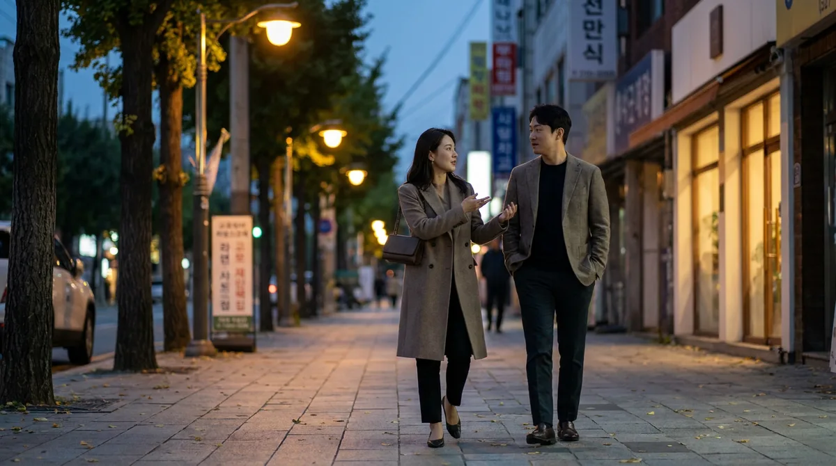 저녁 거리를 나란히 걸으며 이야기하는 남녀